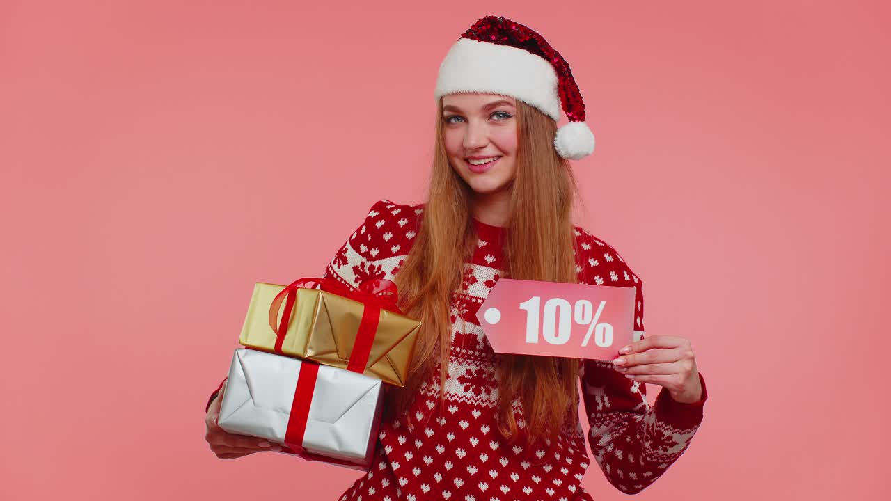 mujer con suéter de navidad mostrando caja de regalos y 10 por ciento de descuento inscripciones banner nota de texto