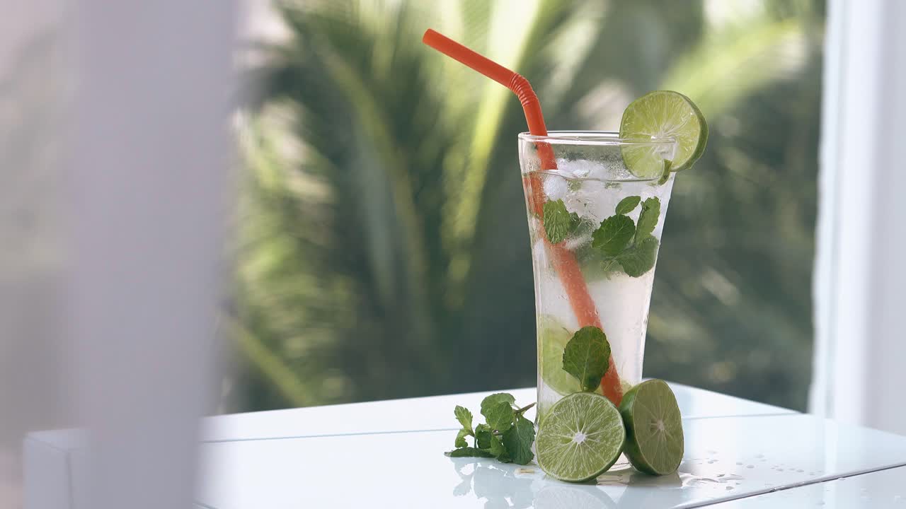 가 ⁇ 운 투명한 커튼 뒤에 테이블에 유리 스탠드