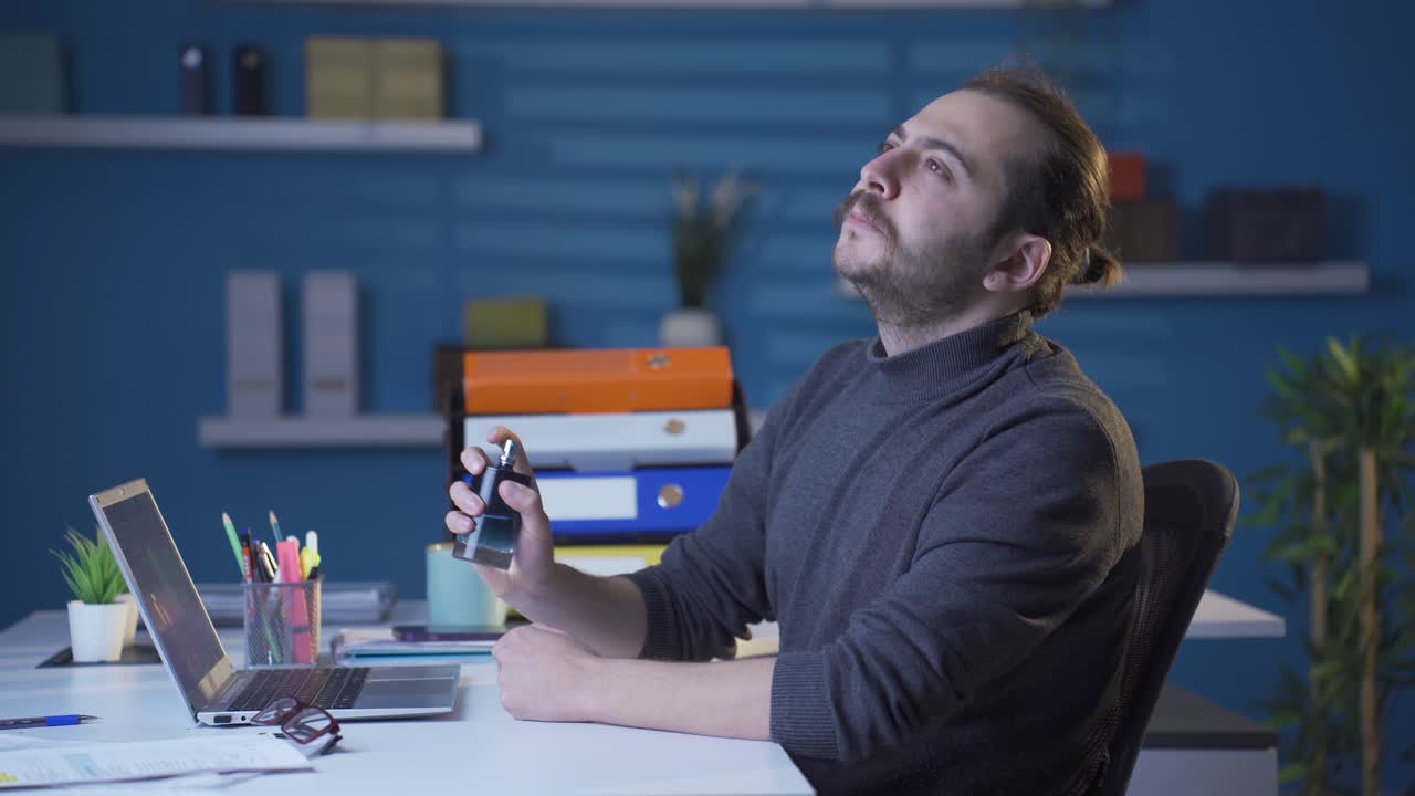 향수를 스프레이하는 사업가는  ⁇ 새에 만족합니다.