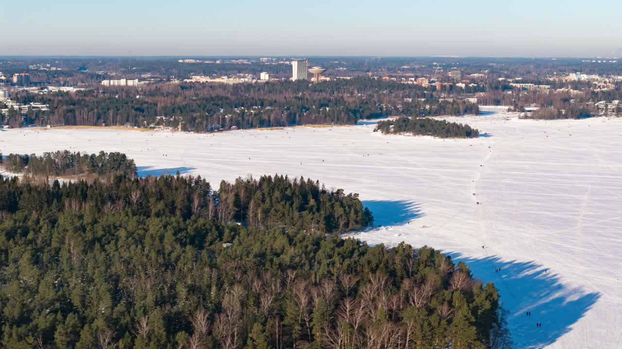 Hyperlapse fra luften av folk som går i den frosne skjærgården utenfor kysten av Espoo
