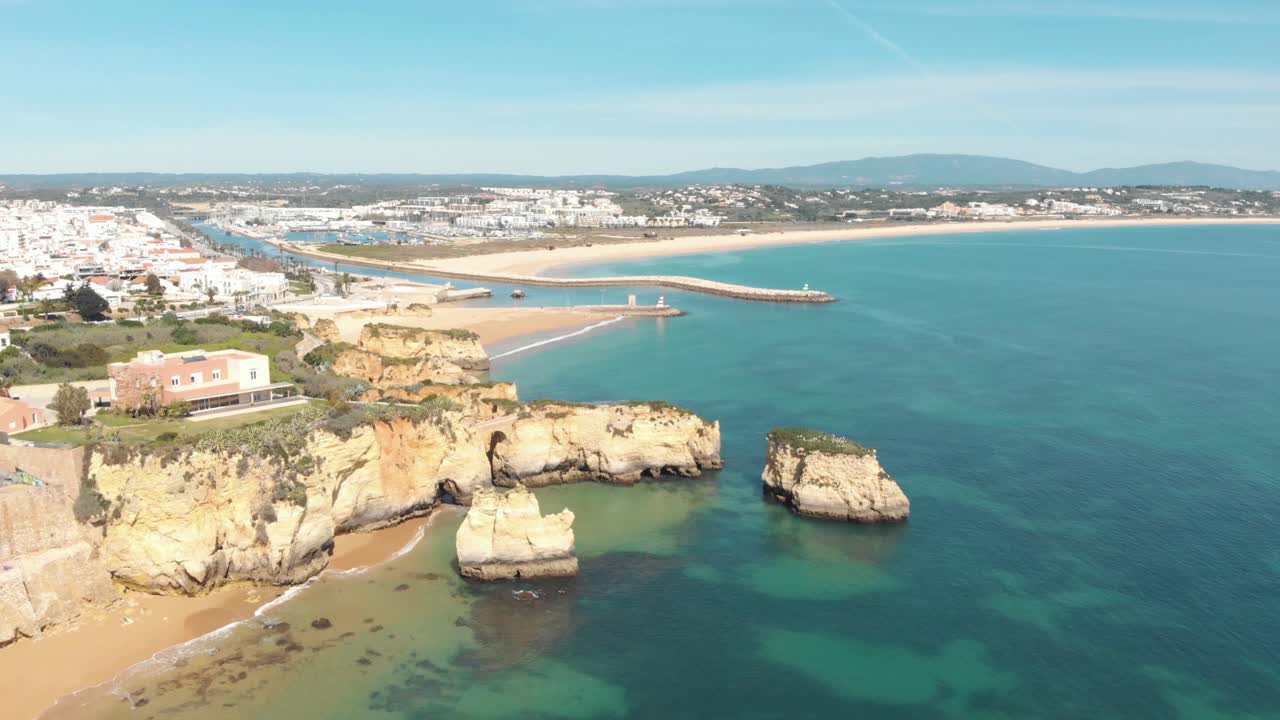 Vista amplia del casco antiguo de Lagos y la costa cerca de Praia do Estudante, Algarve, Portugal - Sobrevuelo aéreo