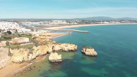 amplia vista sobre el casco antiguo de lagos y la costa cerca de praia do estudante, algarve, portugal - sobrevuelo aéreo