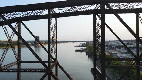 Saint-Louis-Brücke-überquert-Den-Mississippi-River-In-Missouri-–-Epische-Drohnenaufnahme-Aus-Der-Luft