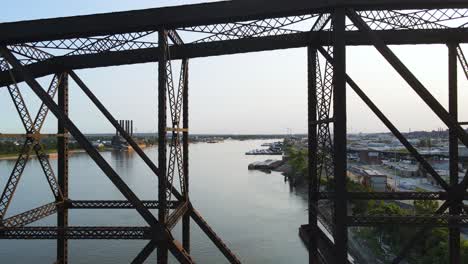 puente de san louis cruzando el río mississippi en missouri - dron aéreo épico que establece la vista