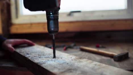 agujero de perforación eléctrica en madera - concepto de carpintería