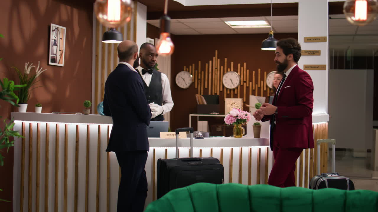 Concierge d'albergo che offre servizi di lusso
