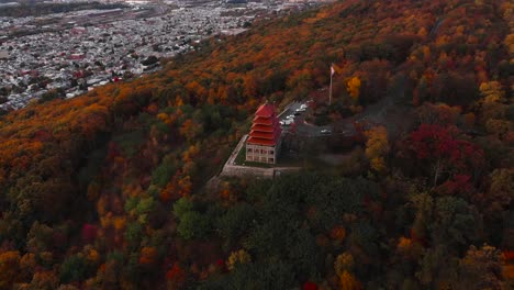 la pagoda con vistas a la ciudad de lectura durante la colorida temporada de otoño, pensilvania, muñeca aérea de estados unidos en