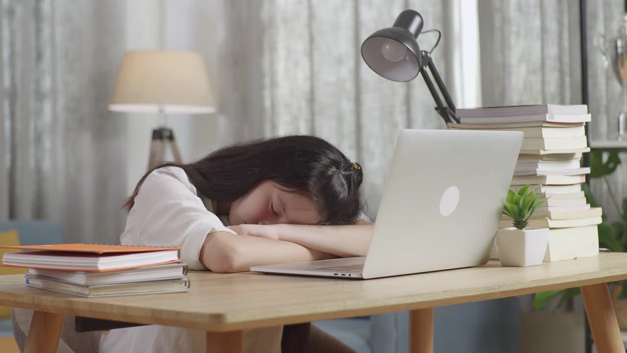 노트북에서 잠을 자는 피곤한 학생