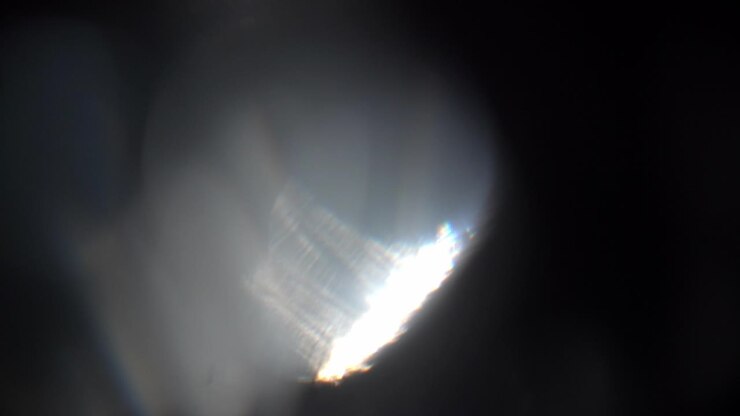 Perdite di luce astratte ed effetti luce lente su sfondo nero