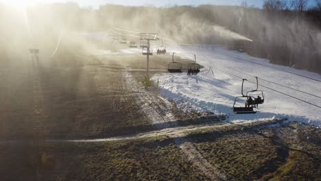 4K-Luftdrohnen-Eisskilifte-Im-Schnee-Im-Bundesstaat-New-York