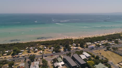 Playa-Frente-A-La-Bahía-De-La-Península-De-Mornington-Sobre-Casas-Frente-Al-Mar