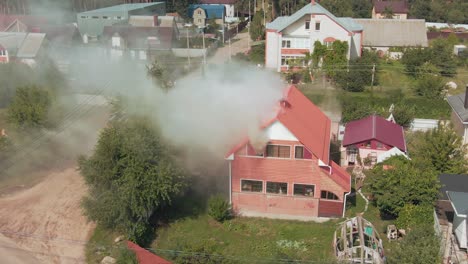 incendio de una casa en una zona residencial