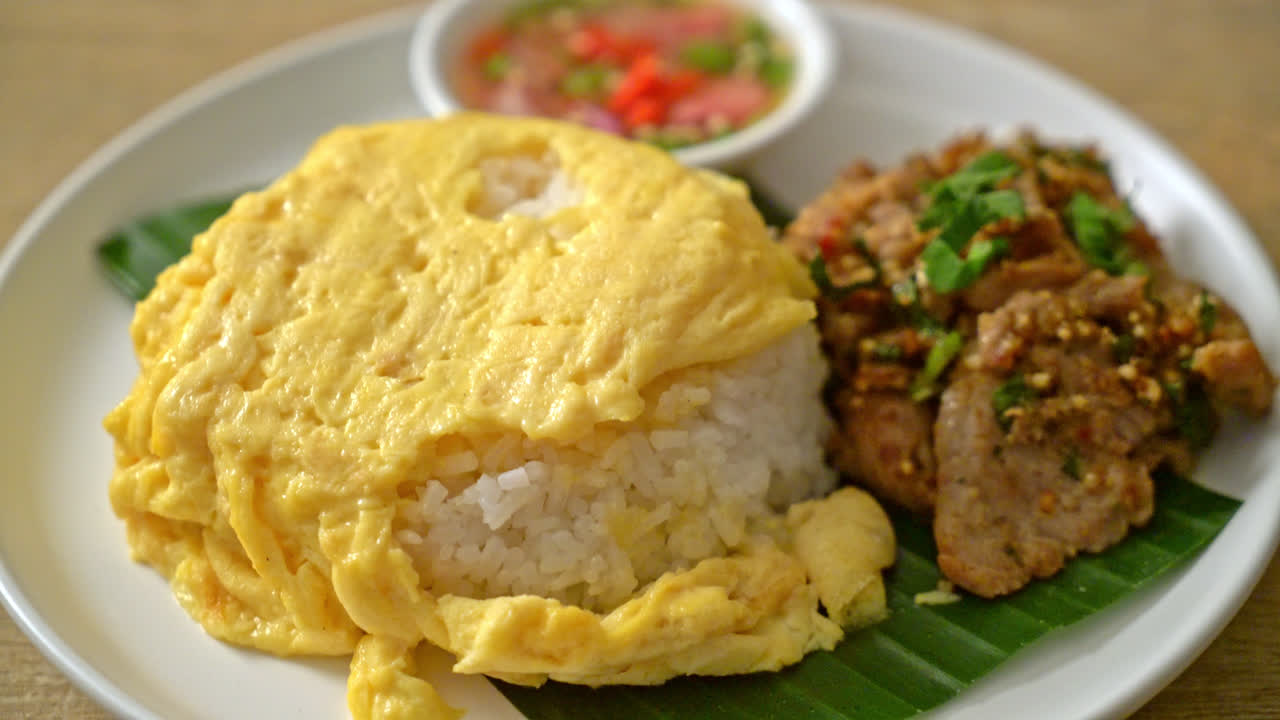 은 돼지고기 와 매운 소스 와 함께  위 에 달