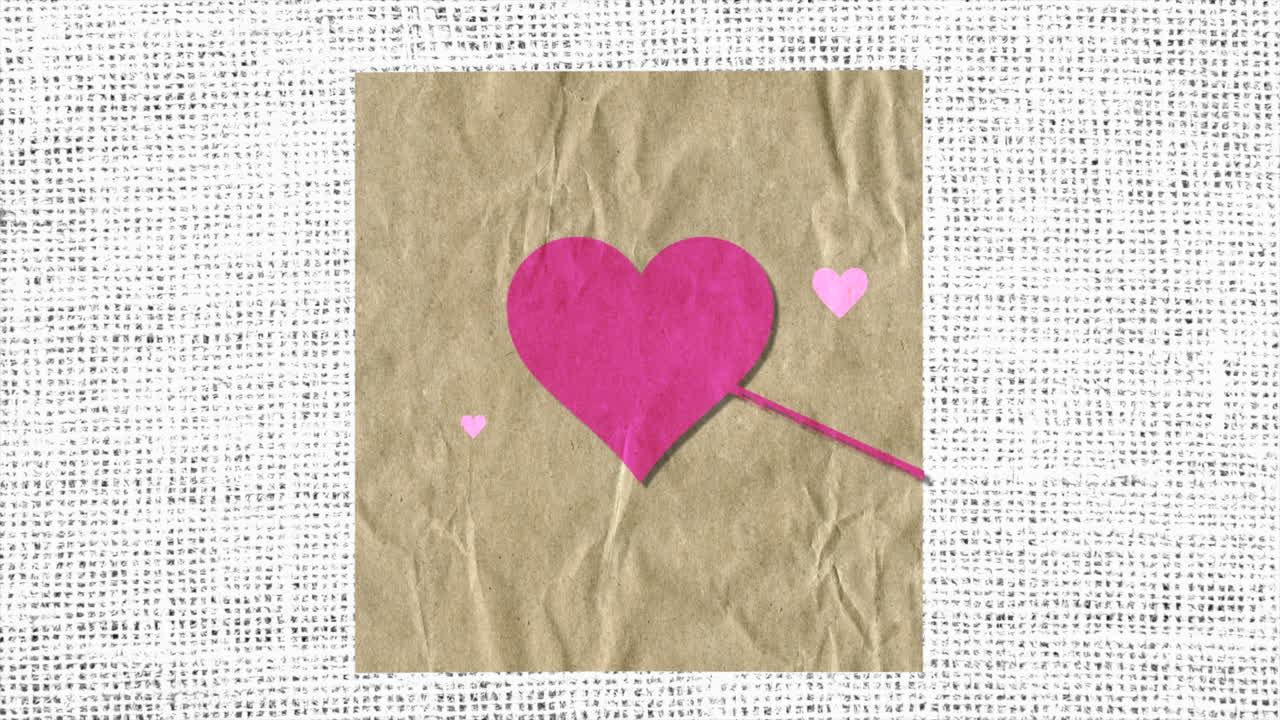 röda hjärtan med pil på papper med textil