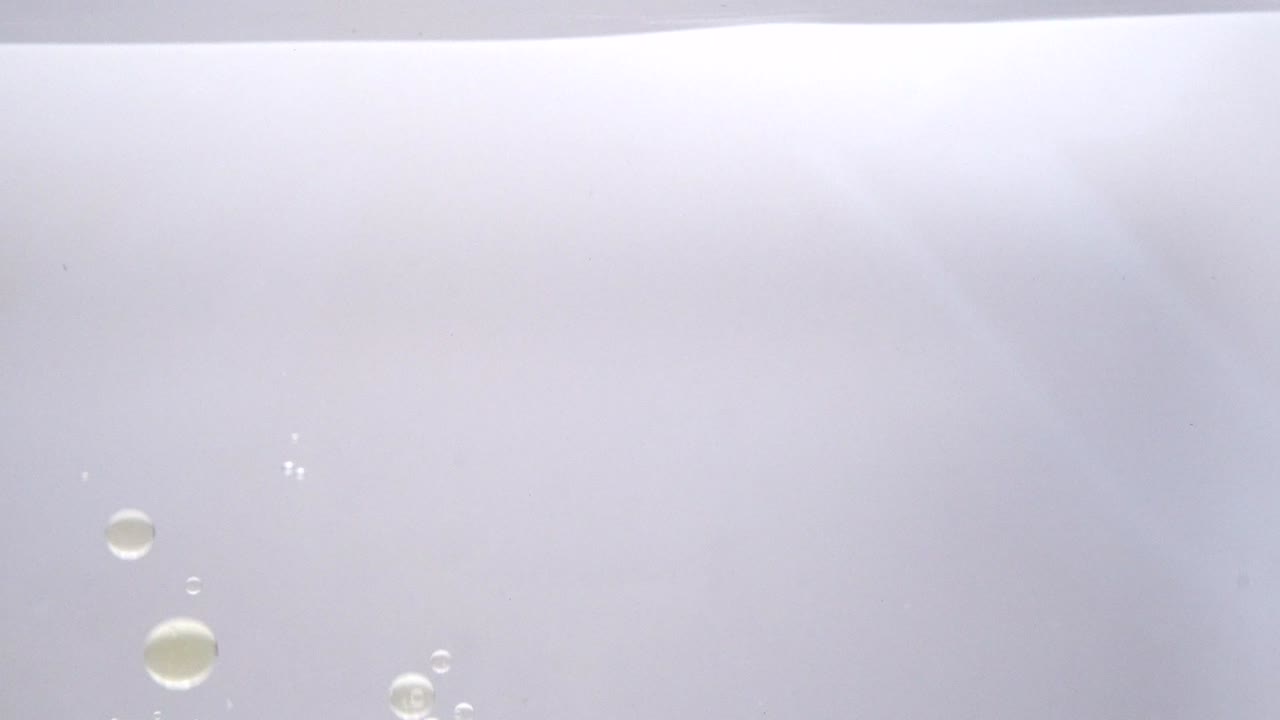 물 위에 떠 있는 기름 거품.