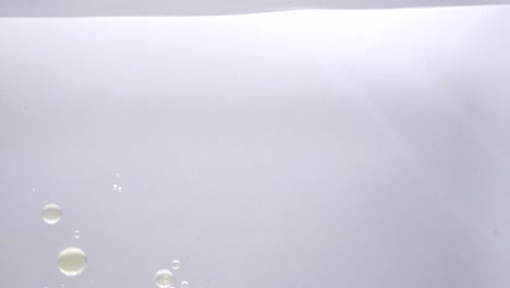 burbujas de aceite flotantes en la superficie del agua.