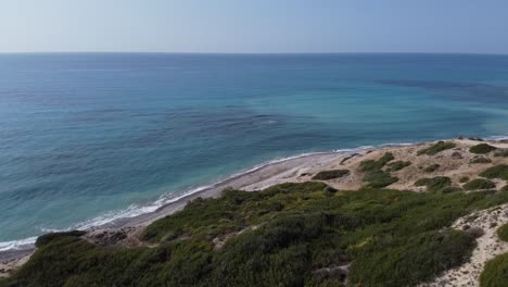 在塞浦路斯帕福斯的佩特拉·托·罗米乌附近的陆地,海<unk>和海岸上空飞行,显示了各种各样的地形