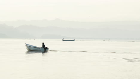 Pescador-En-Lancha-Navegando-En-Aguas-Tranquilas-De-La-Laguna-De-Obidos-Cerca-De-La-Playa-De-Foz-Do-Arelho-En-Portugal