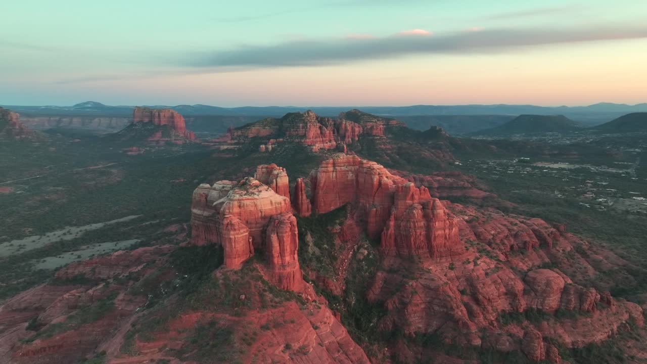 아리조나 주 세도나 에 있는 유명 한 대성당 바위 - 드론 으로 촬영 된 사진