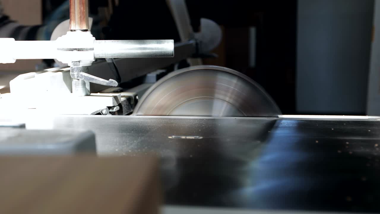 4k 목공은 가구 공장에서 일합니다.