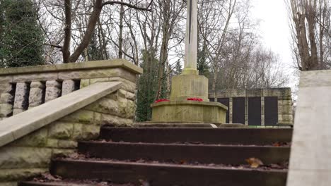 cruz antigua en un cementerio forestal, escaleras que conducen a un altar sagrado