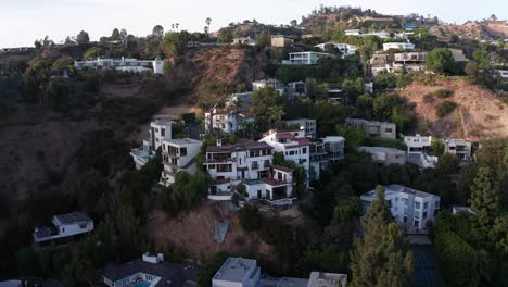 panorámica y toma aérea ascendente de las mansiones de beverly hills que salpican la ladera
