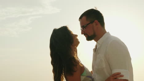 Young-Couple-On-Vacation-By-The-Sea-Kiss-On-The-Background-Of-The-Sky-And-The-Sun-Hd-Video