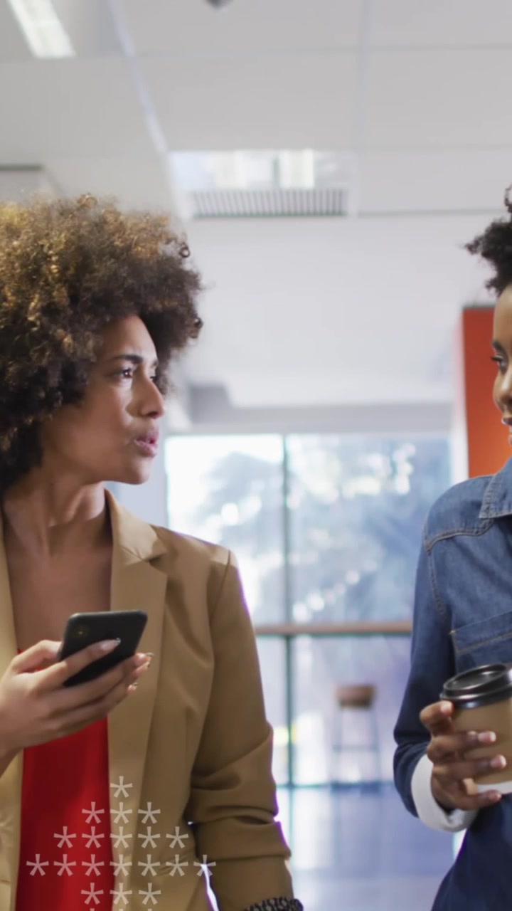 Animazione di frecce che puntano verso l'alto sopra diversi professionisti in ufficio