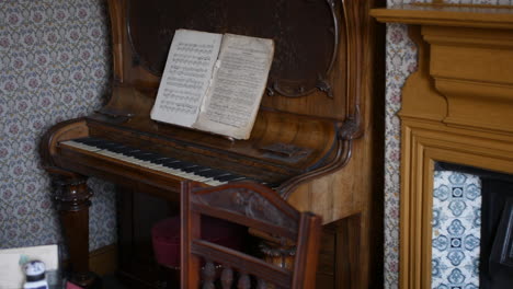 Un-Piano-Victoriano-En-Una-Sala-De-Estar-Con-Partituras