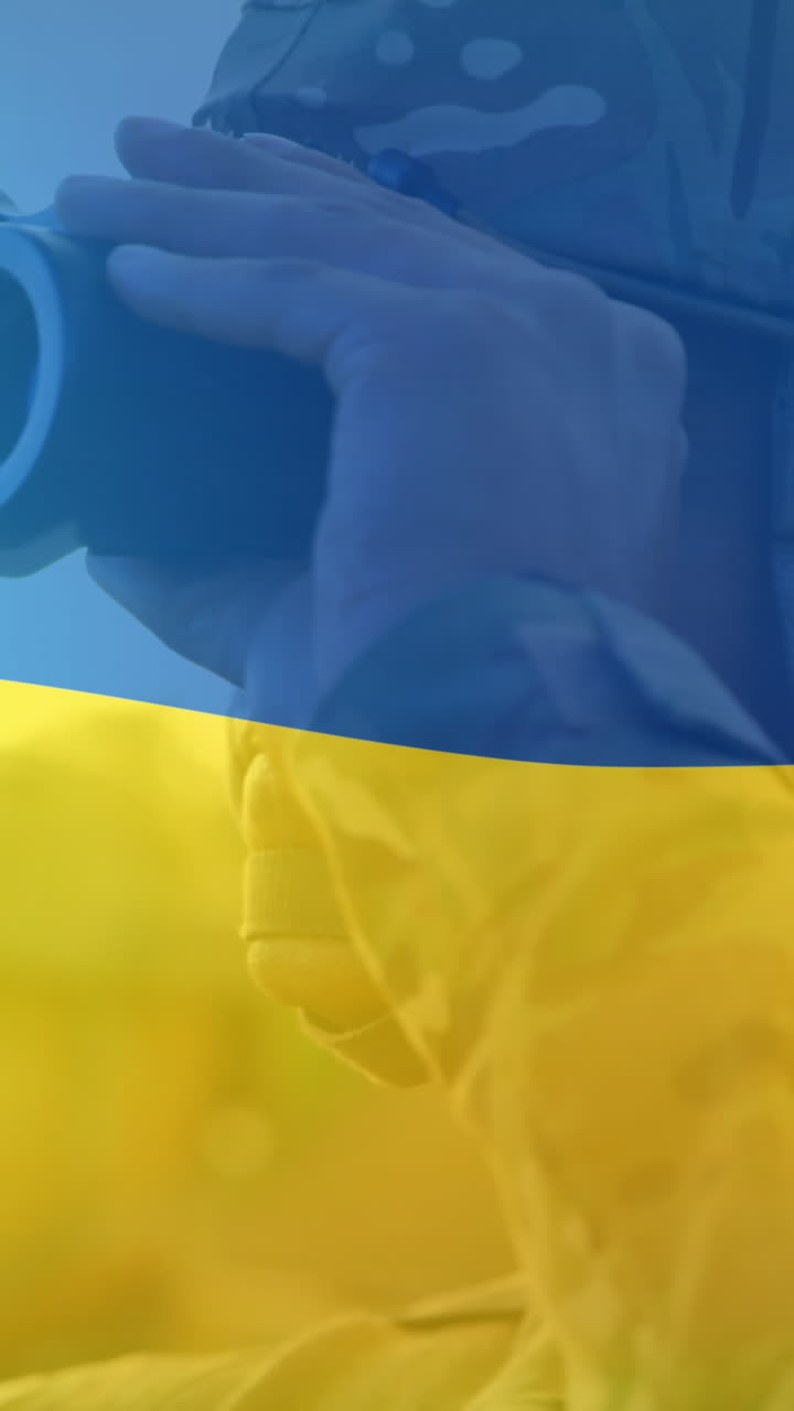 Animazione di soldato birazziale con binocolo sulla bandiera dell'Ucraina