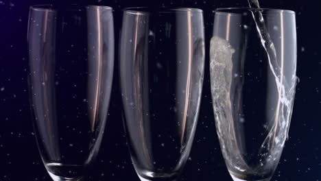 animación de champán vertiendo en uno de los tres vasos sobre fondo negro