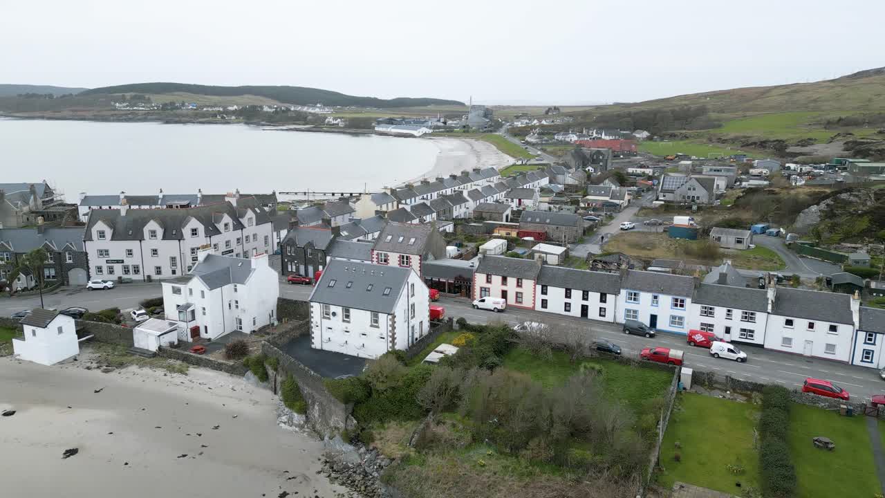 Sorvolo aereo di Islay con spiaggia e distilleria di Port Ellen sullo sfondo.