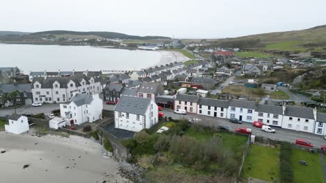 Islay-Luftüberflug-Mit-Strand-Und-Port-Ellen-Destillerie-Im-Hintergrund