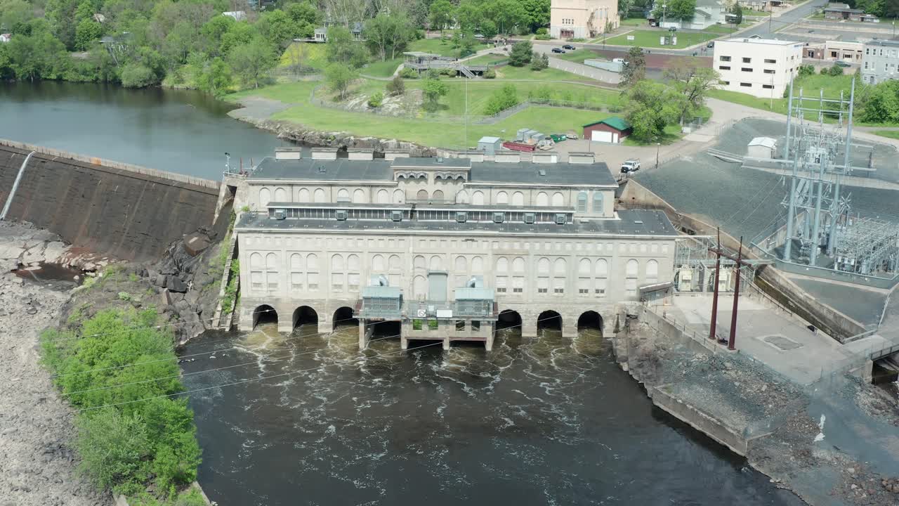 Ripresa aerea della Diga di Saint Croix Falls in Wisconsin, centrale idroelettrica che genera energia rinnovabile.