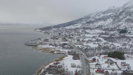 Scenic-town-of-Olderdalen-on-banks-of-Kaafjord,-snowy-landscape