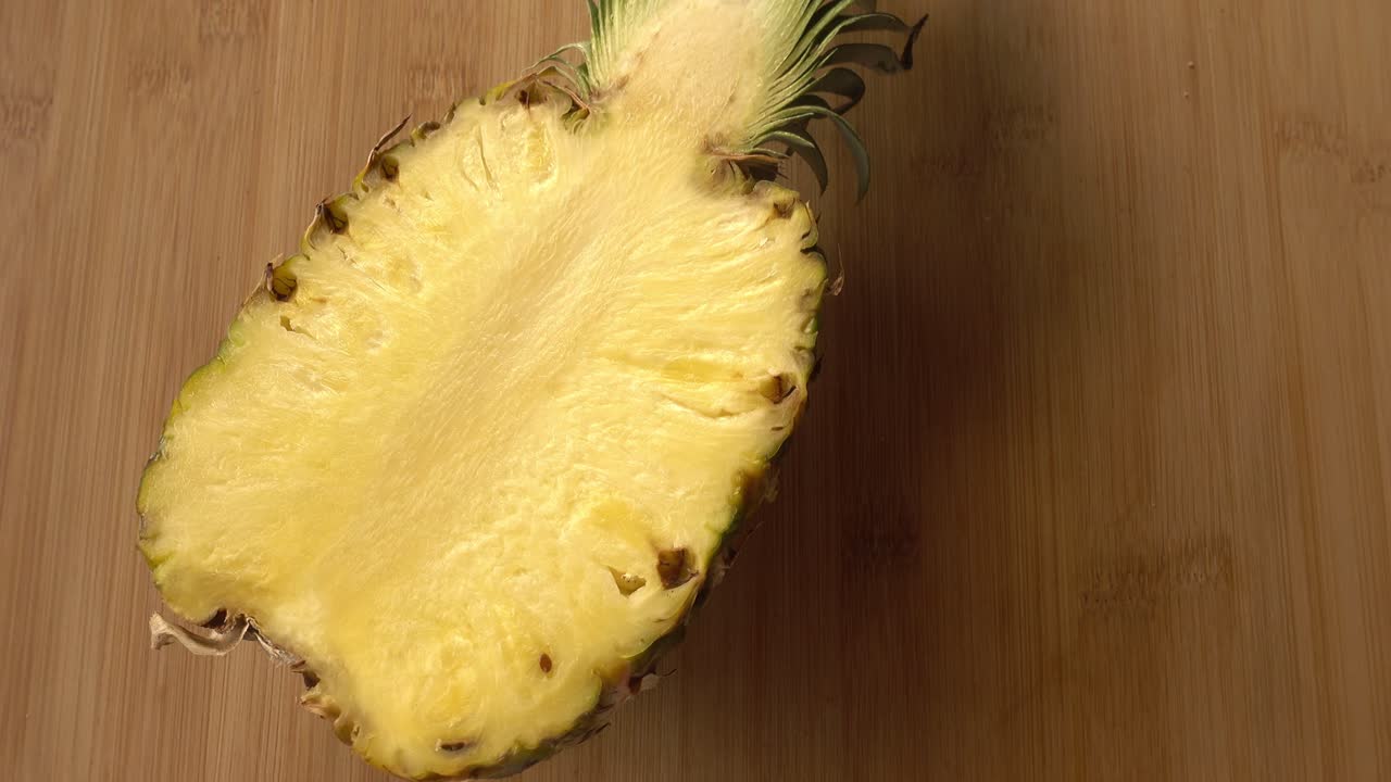 Frisch geschnittene Ananas in Rotation