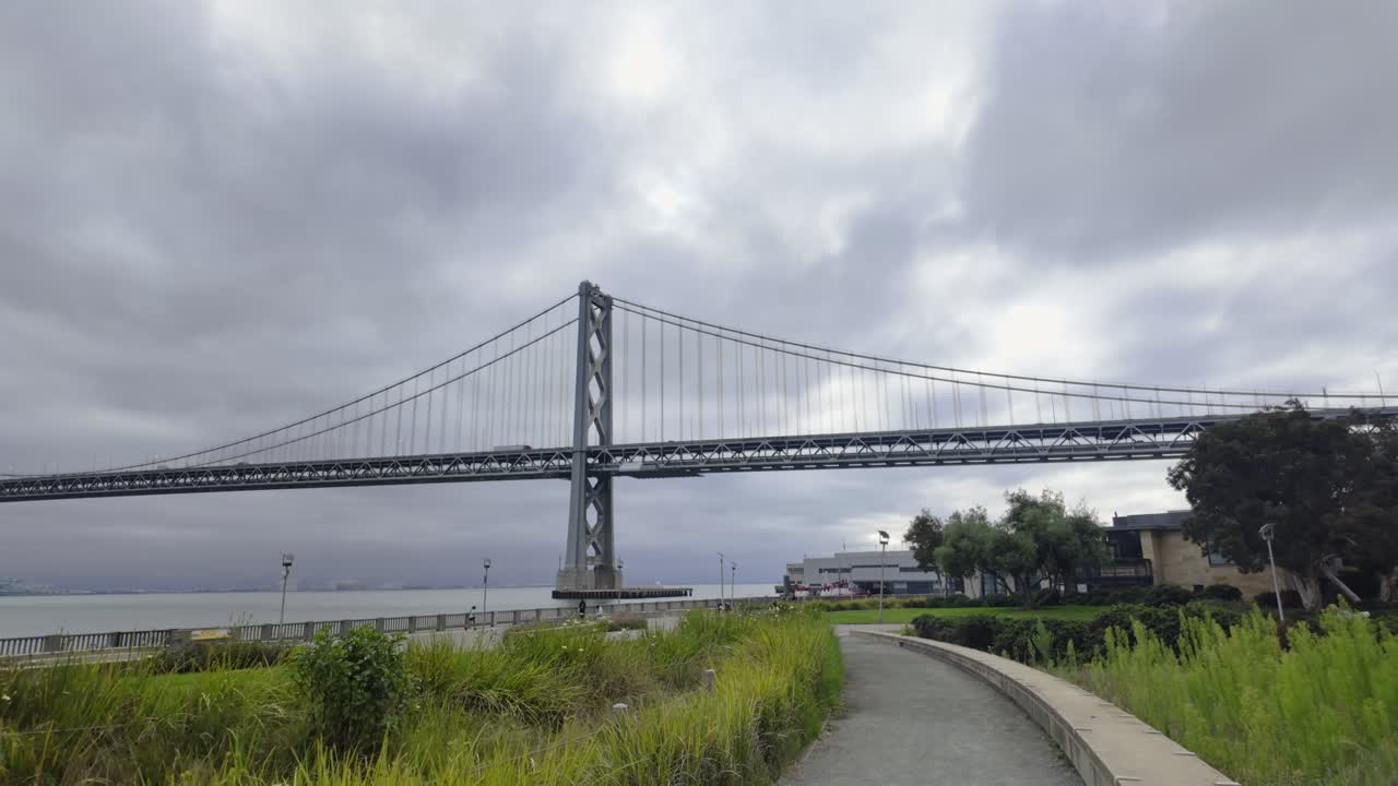 Vista del puente de la bahía tras la proa en Rincon Park, San Francisco