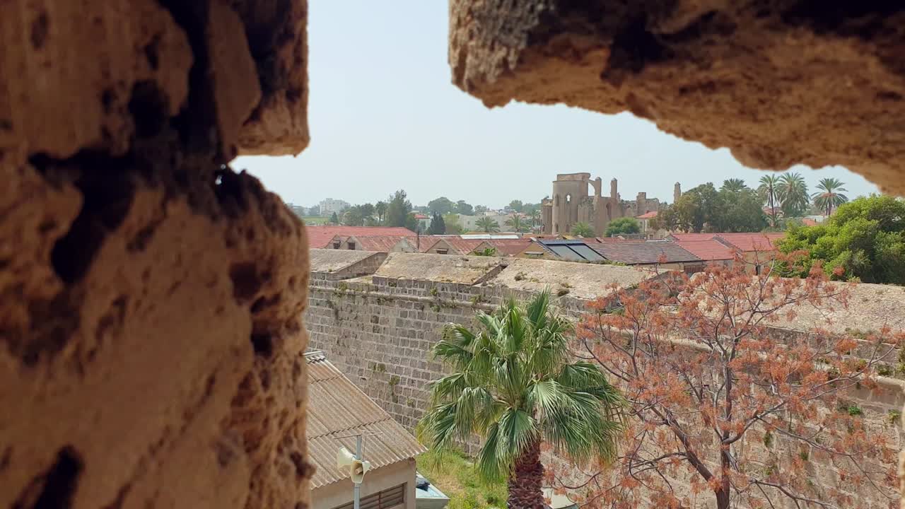 vista de la famagusta medieval desde la torre de othello con la catedral de san nicolás (mezquita de lala mustafa pasha) en la distancia
