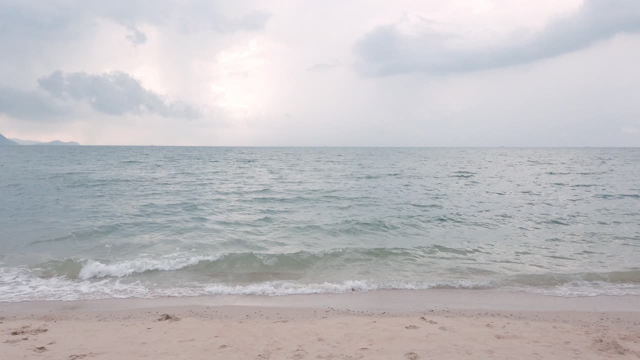 모래 아름다움 백사장, 여름 해변 바다 경치에 거품이 있는 천연 바다 물결