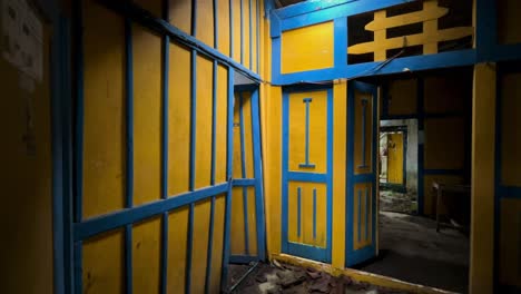 casa vacía sin mantenimiento con matices de horror asiático local