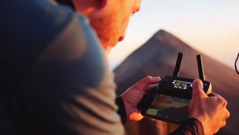 Piloto-De-Drones-Volando-Alrededor-Del-Volcán-Enfoque-De-Rack-De-Cerca-Del-Hombre-A-La-Montaña