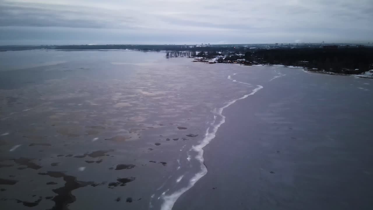 punto de vista de drones sobre el hielo en el lago