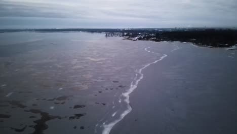 punto de vista de drones sobre el hielo en el lago