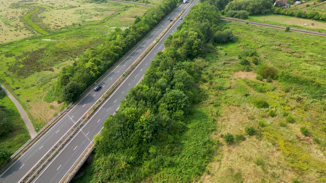 movimiento suave hacia el aire cerca de los pantanos de hambrook a2 carretera con intenso tráfico, canterbury, reino unido