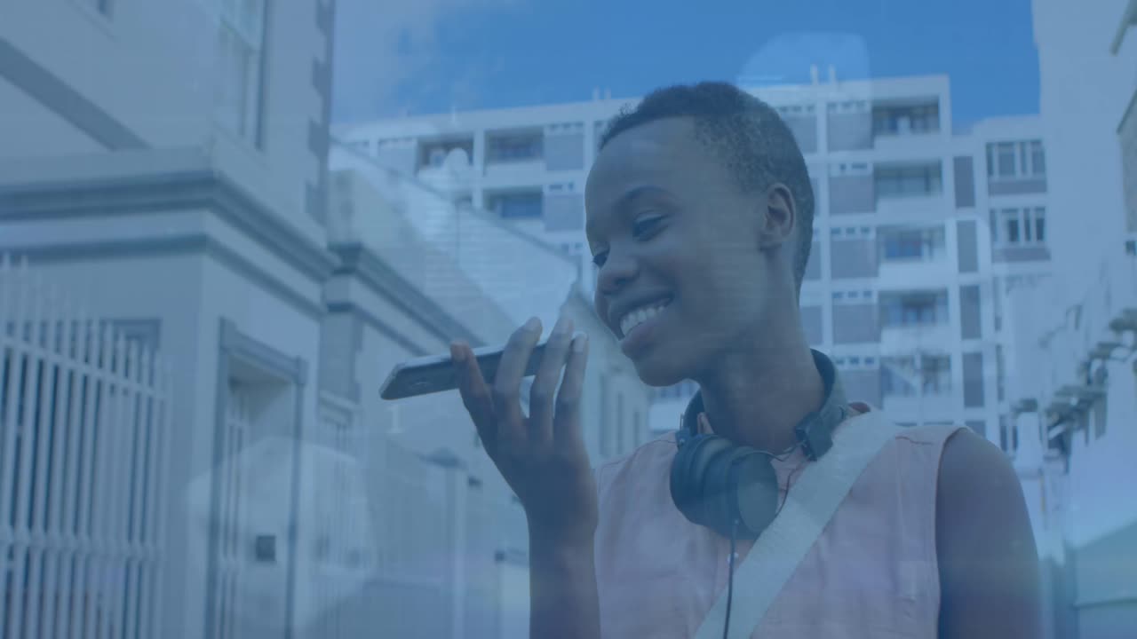 animación del procesamiento de datos digitales sobre una mujer afroamericana que usa un teléfono inteligente