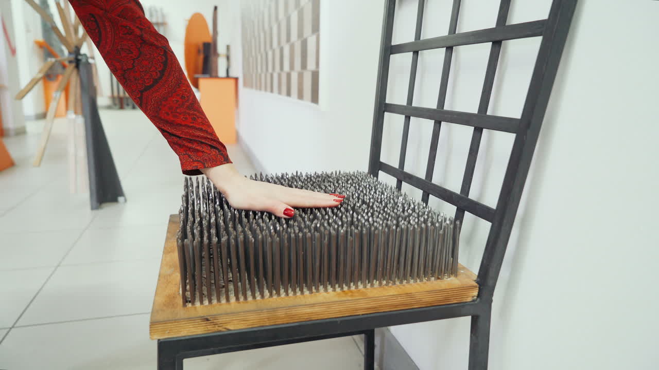 Sedia con spuntoni di metallo sul sedile. Concetto di fisica. Museo della Scienza