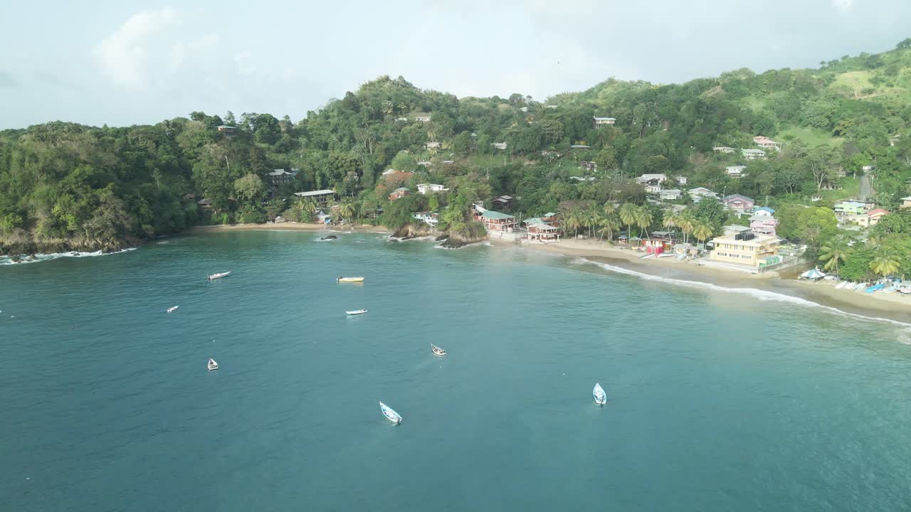 vista aérea de un pequeño pueblo de pescadores con barcos anclados en el mar en la isla tropical de tobago