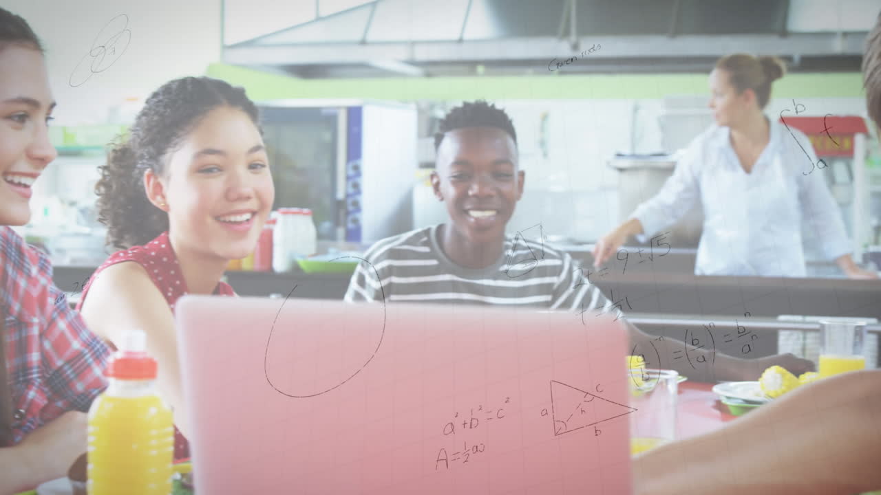 animazione di equazioni matematiche su scolari che usano il portatile in classe