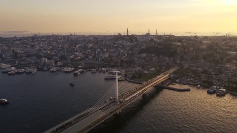 el famoso cuerno de oro y el puente galata vista aérea