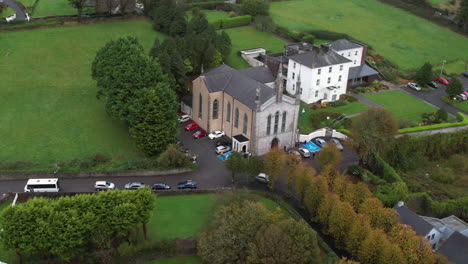 Karmeliter-Klosterkirche-Unserer-Lieben-Frau-Vom-Berg-Karmel,-Kinsale,-Irland,-Luftbild